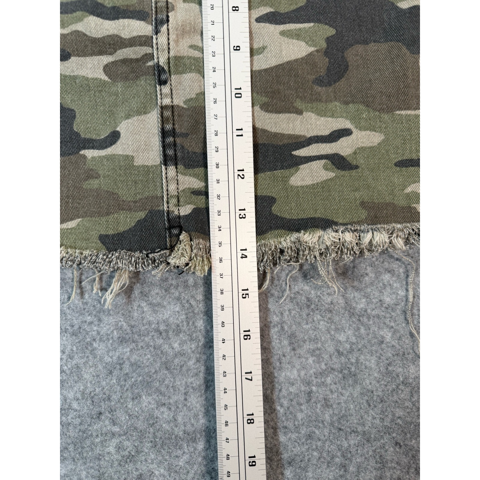 Carmar Camo Denim Mini Skirt Green Camouflage Frayed Hem Size 24 Distressed — image 4 of 6